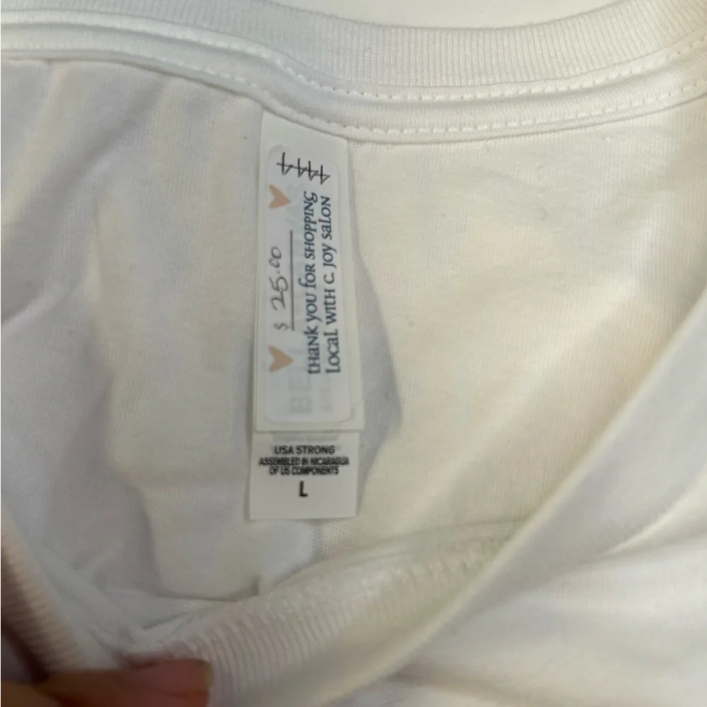 Boutique White Cotton Graphic Tee - Picture 4 of 10